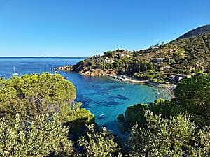 Hike to the fortified village of Giglio Castello